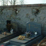 Au cimetière communal de Chambry, les créneaux de tir, encore préservés.