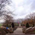 Ossuaire Français du Mont Kemmel
Situé au pied du Mont Kemmel, la vue est imprenable. Quand on y est, on comprend mieux l’importance stratégique de ce secteur. L’Ossuaire contient les corps de 5295 officiers et soldats français inconnus.