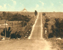 Au premier plan l’emplacement des positions de départ à Souain, au fond, à gauche, l’Ossuaire (1930)